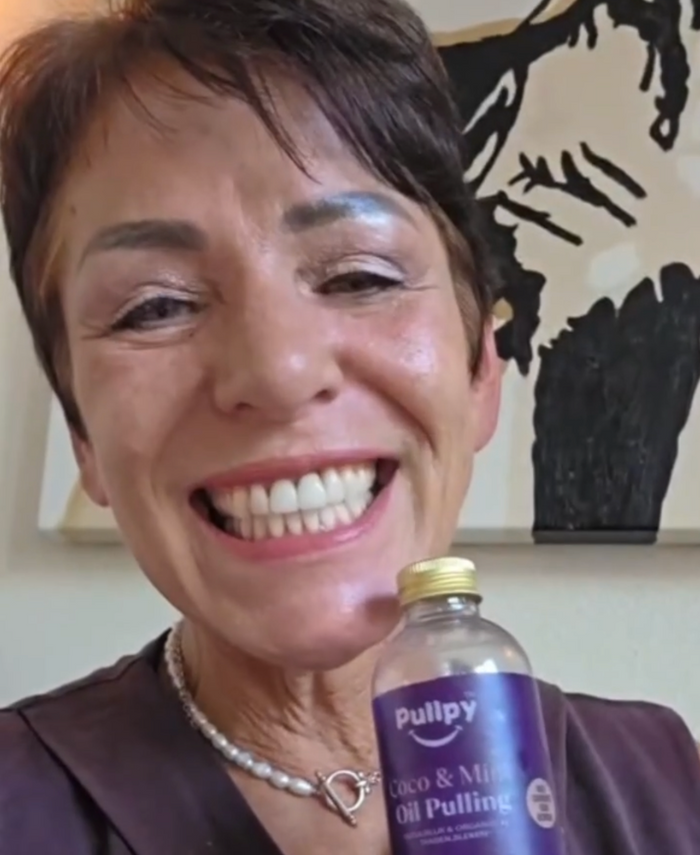 Sourire en gros plan, dents brillantes (naturelles, pas de stock « trop blanc »).